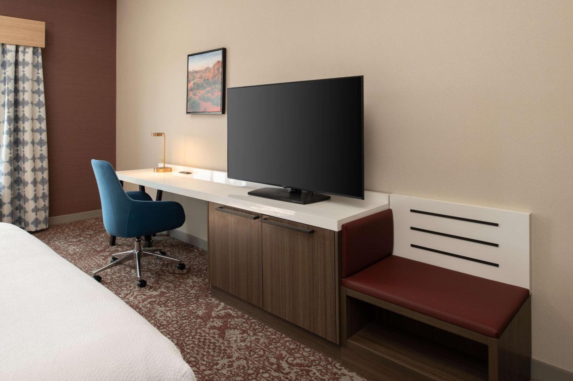 Hilton Garden Inn Fontana Exteriör bild