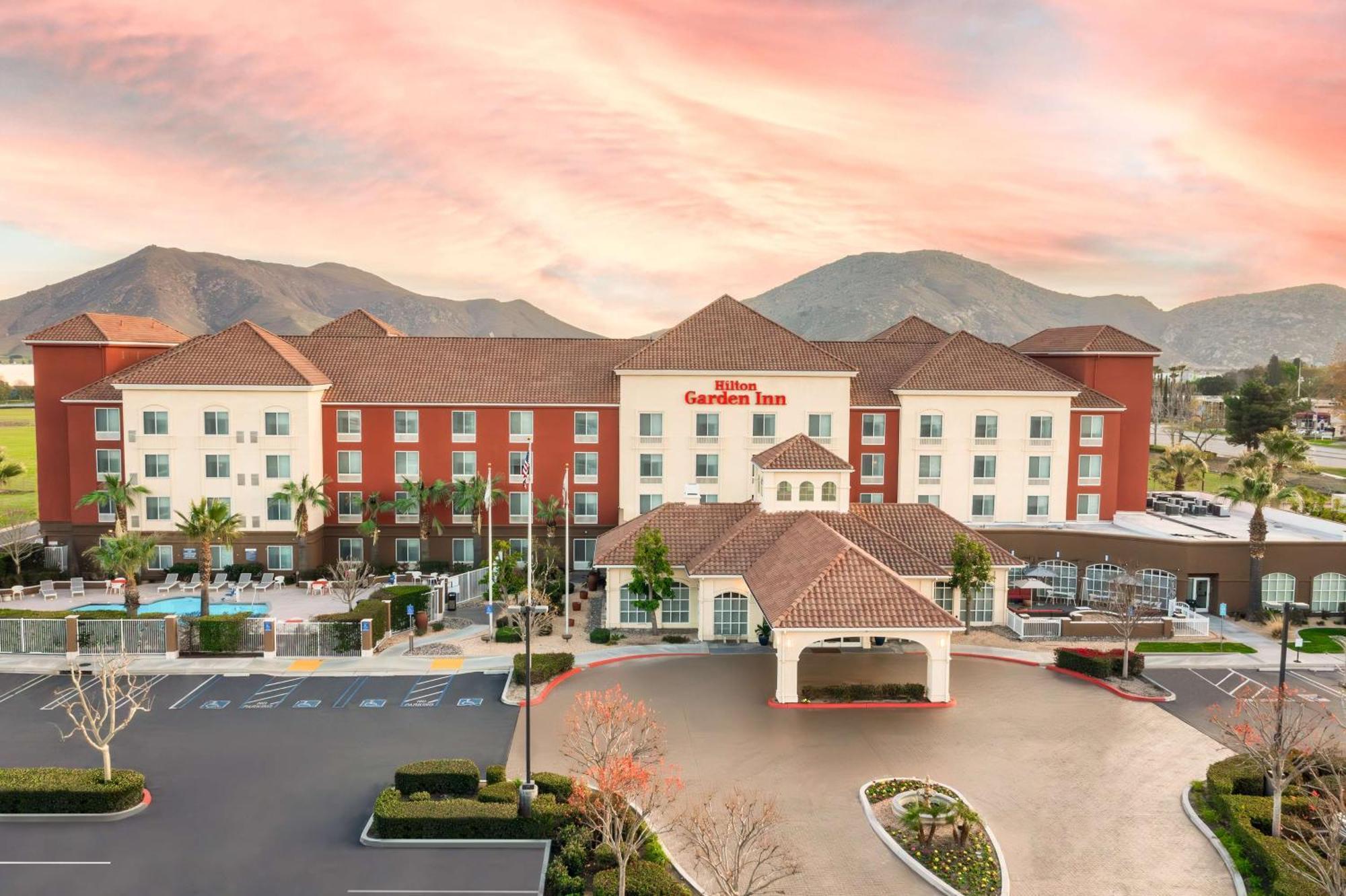 Hilton Garden Inn Fontana Exteriör bild